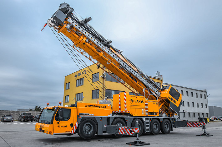 Cause for celebration: Liebherr delivers 1000th mobile construction crane